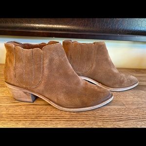 Women’s Lowe heeled booties. Tan.